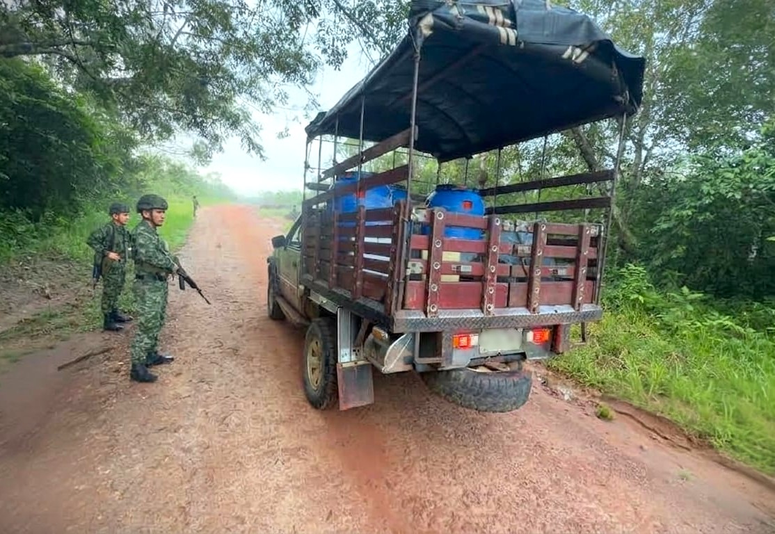 ftc_omega's tweet photo. Soldados del Batallón de Despliegue Rápido N.º 1 del @COL_EJERCITO, dialogaron con habitantes y trabajadores del área rural de La Macarena, en el @GobMeta, sobre las alternativas de sometimiento voluntario a la justicia para integrantes de grupos armados organizados residuales que decidan abandonar la ilegalidad.

Esta jornada también permitió fortalecer el acercamiento con la comunidad y la presencia institucional en el municipio, en favor de la seguridad y la libre movilidad de sus habitantes.

#ViajeSeguro