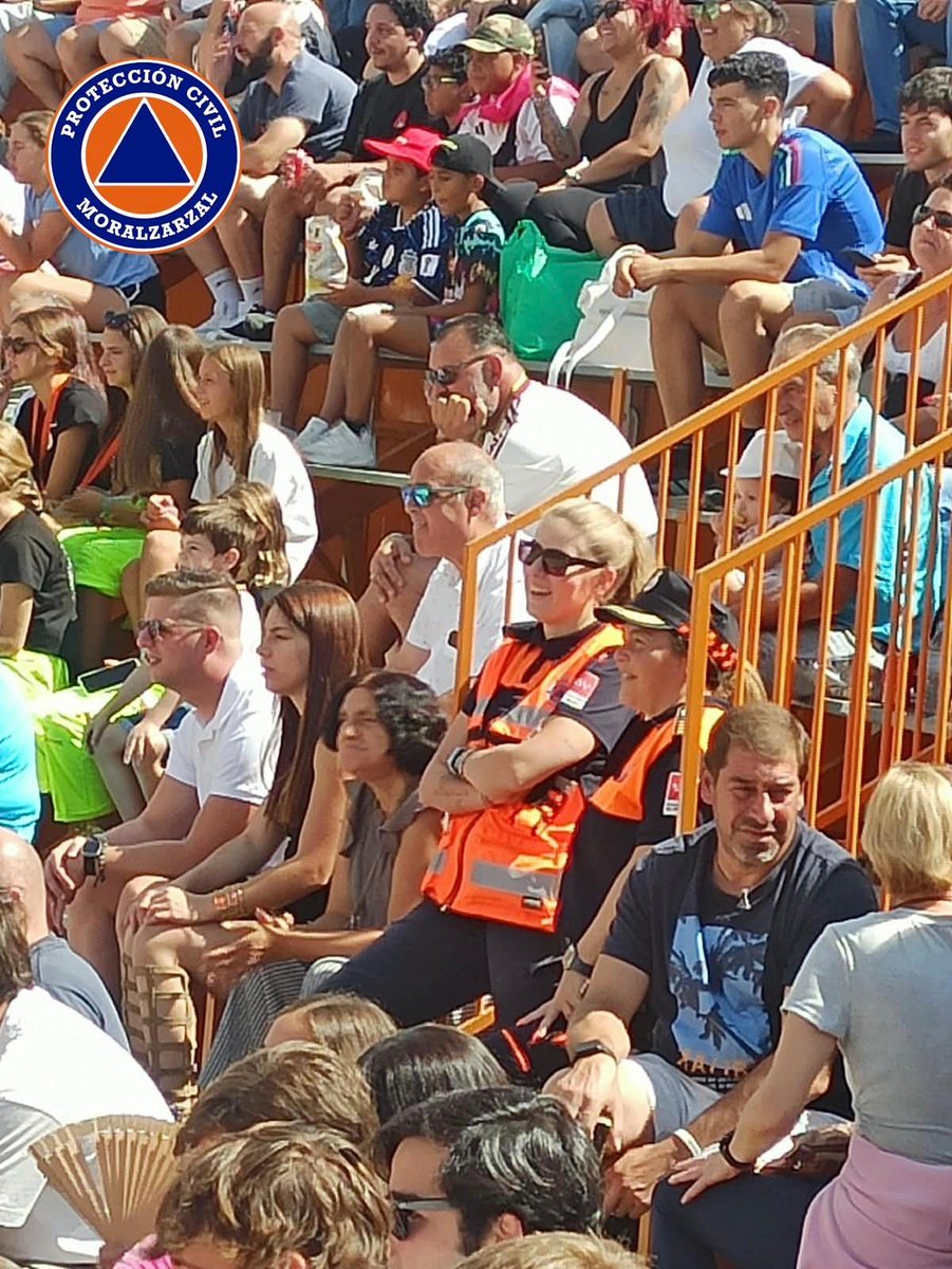 PCivilMoral's tweet photo. 🐂 Esta semana colaboramos con PC Los Molinos en sus encierros. Todo sin incidentes.

Vecinos que cuidan vecinos. 🧡

#lasprotescuentan #ProtecciónCivil #Moralzarzal https://t.co/OcE0S5moWS