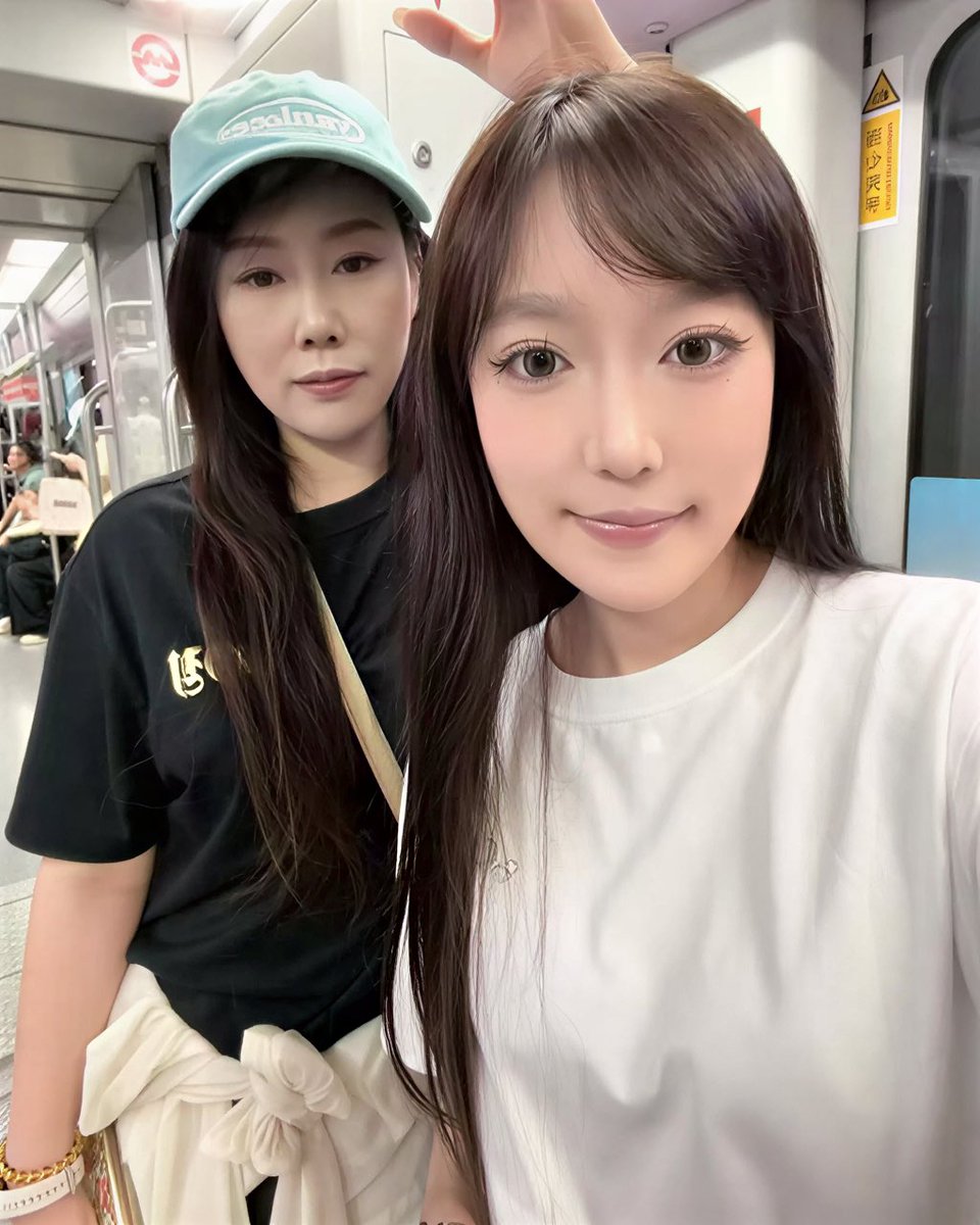 xiaozhism99's tweet photo. 编号 1940
母女S常驻上海
妈妈:165/99/39岁
女儿:170/104/19岁
在魔都有一年经验，非小白喜欢玩的东西很多，手黑主，可口舌
（母女真实可当面看户口本身份证）
微 Q VIP会员解锁 https://t.co/FBATRlL7sC