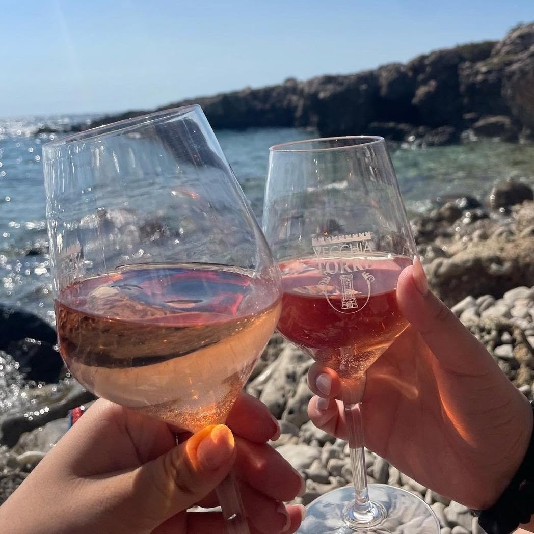 InfoLeverano's tweet photo. Il segreto dei vini salentini? Crescono accarezzati dal sole e dal respiro del mare. Versare due calici di fronte a questo orizzonte azzurro significa assaporare l'anima più vera, autentica e rilassante della nostra costa 📷📷
#vini #mare #salento https://t.co/lDvSTsg64z