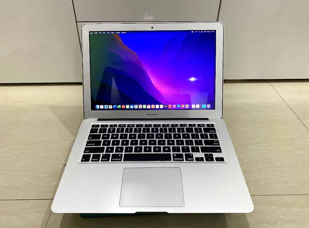 Angkasalangit9's tweet photo. macbook air 2017, SSD 128 GB, Ram 8 GB. Harga 3,9 juta, kondisi kinyis-kinyis, sat-set cod nganggo helm.

#macbook
#indonesia https://t.co/hh7YB5JPlS