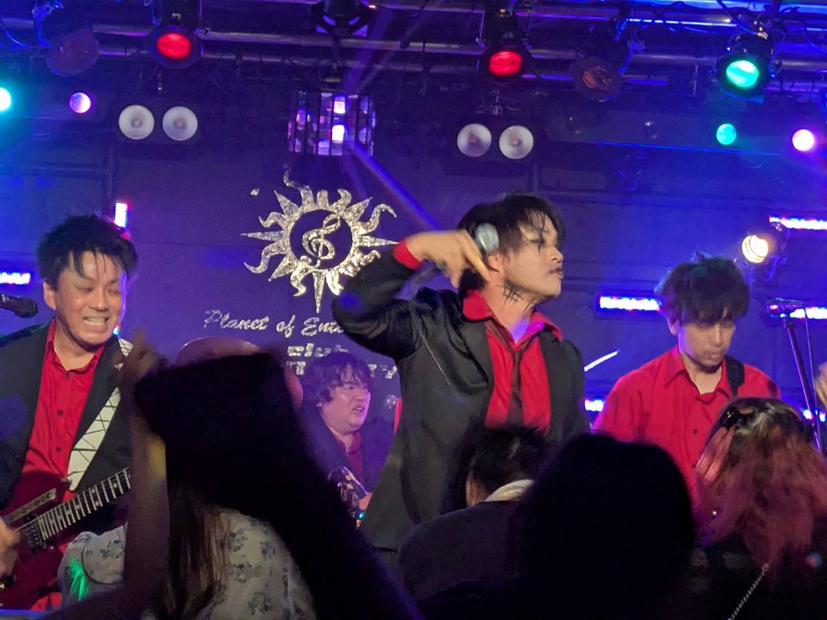 ziocities's tweet photo. 命日vol2、まぁ毎日誰かの命日ですからvol2あってもおかしくないですね（？）おとはさん葬る為に髪も黒にして全霊で挑みました！6人目のメンバー「レオナルドくん」もよろしくな（多分捨てられる）。ロビンは次は11/7。ライブ多いな！ドラム居ないかもやけどよろしくね！？参列者はよき休日を https://t.co/0B0UyK3CcU