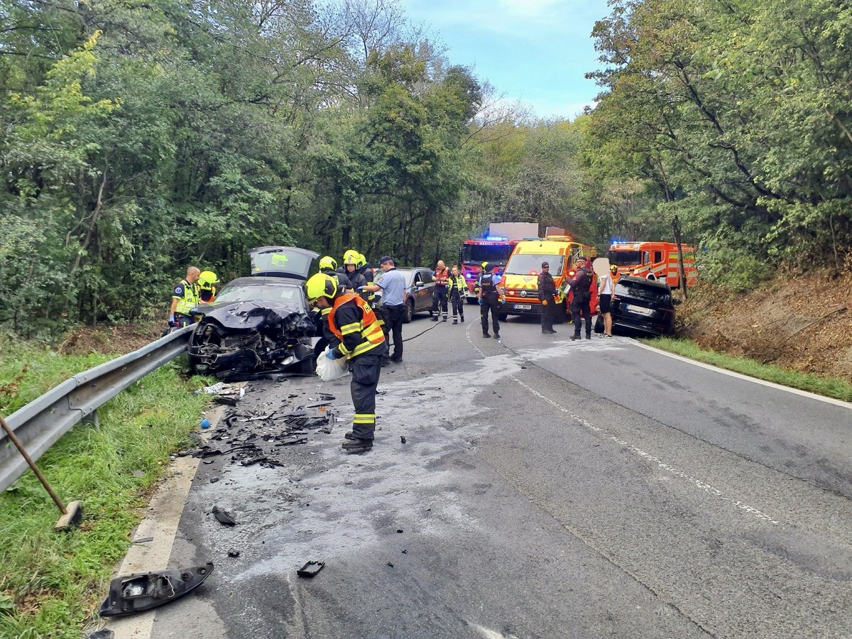 HasiciPraha's tweet photo. Tři jednotky hasičů zasahují v ulici Horoměřická u dopravní nehody dvou osobních automobilů. Dvě zraněné osoby museli hasiči vyprostit. Následně byly předány do péče @zzshmp Dále jsme zasypali uniklé provozní kapaliny a komunikace je v tuto chvíli zcela neprůjezdná https://t.co/ozA9ciMIoJ