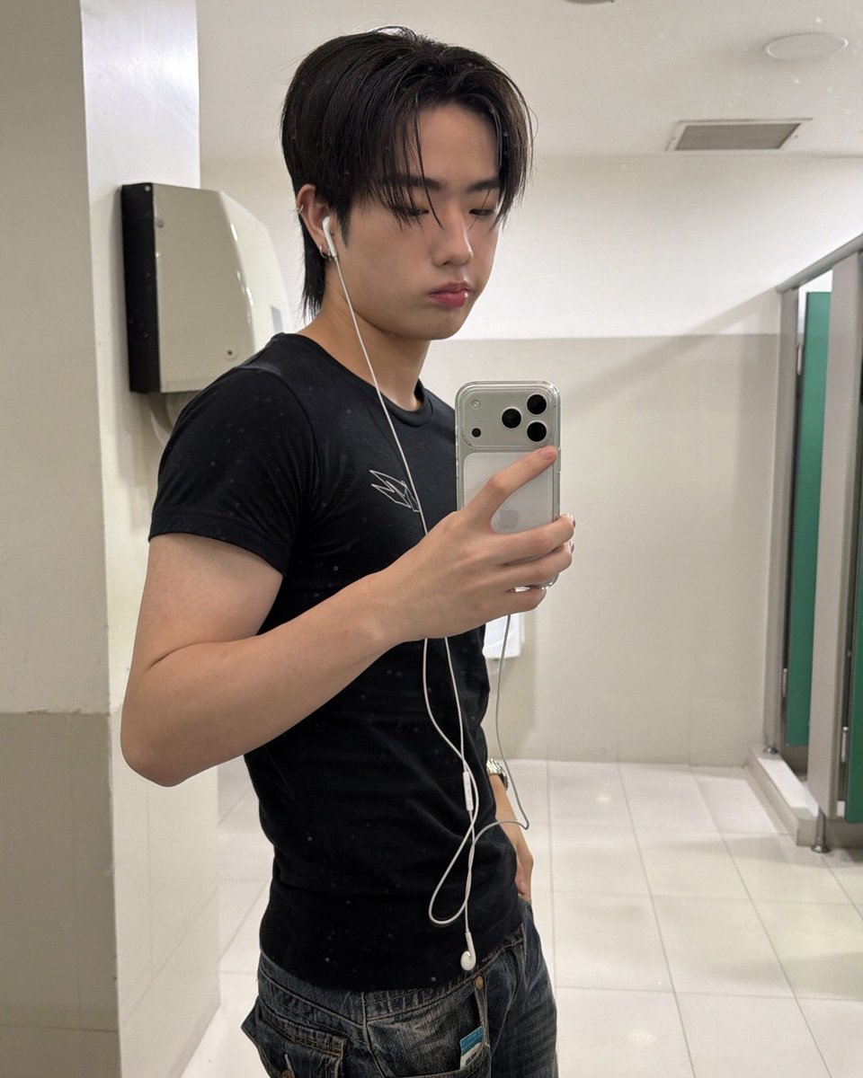 ethankahn_v's tweet photo. thank u to everyone that came todayy #oneยกช่องxiZ https://t.co/ETWPrbqawV