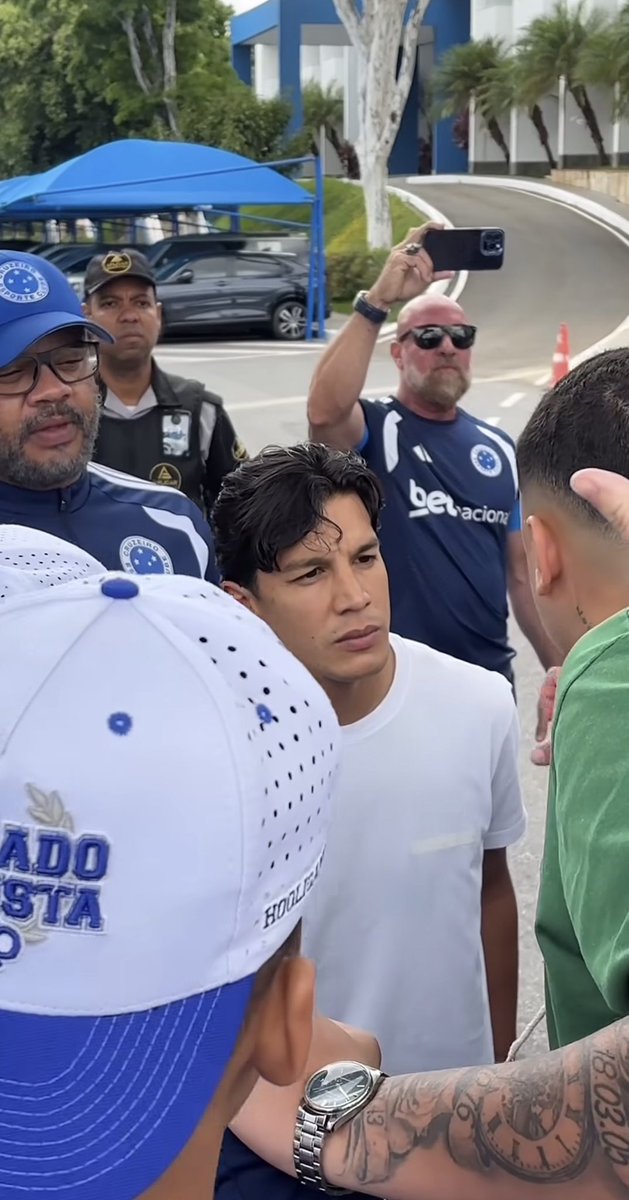 cruzoeiro's tweet photo. O único jogador que foi até a torcida na porta da Toca e escutou os torcedores que protestavam. Não disse nada, só ouviu, absorveu o recado e respeitou os torcedores. Fez o papel de capitão do time, Lucas Romero. https://t.co/L1kGZ78H21