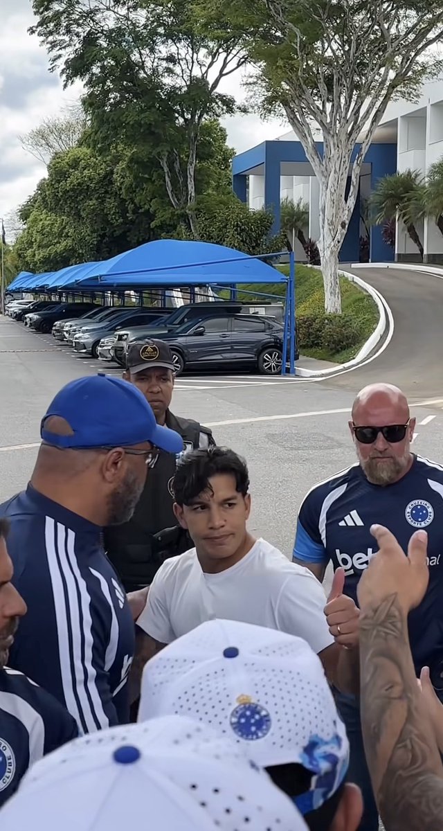 cruzoeiro's tweet photo. O único jogador que foi até a torcida na porta da Toca e escutou os torcedores que protestavam. Não disse nada, só ouviu, absorveu o recado e respeitou os torcedores. Fez o papel de capitão do time, Lucas Romero. https://t.co/L1kGZ78H21