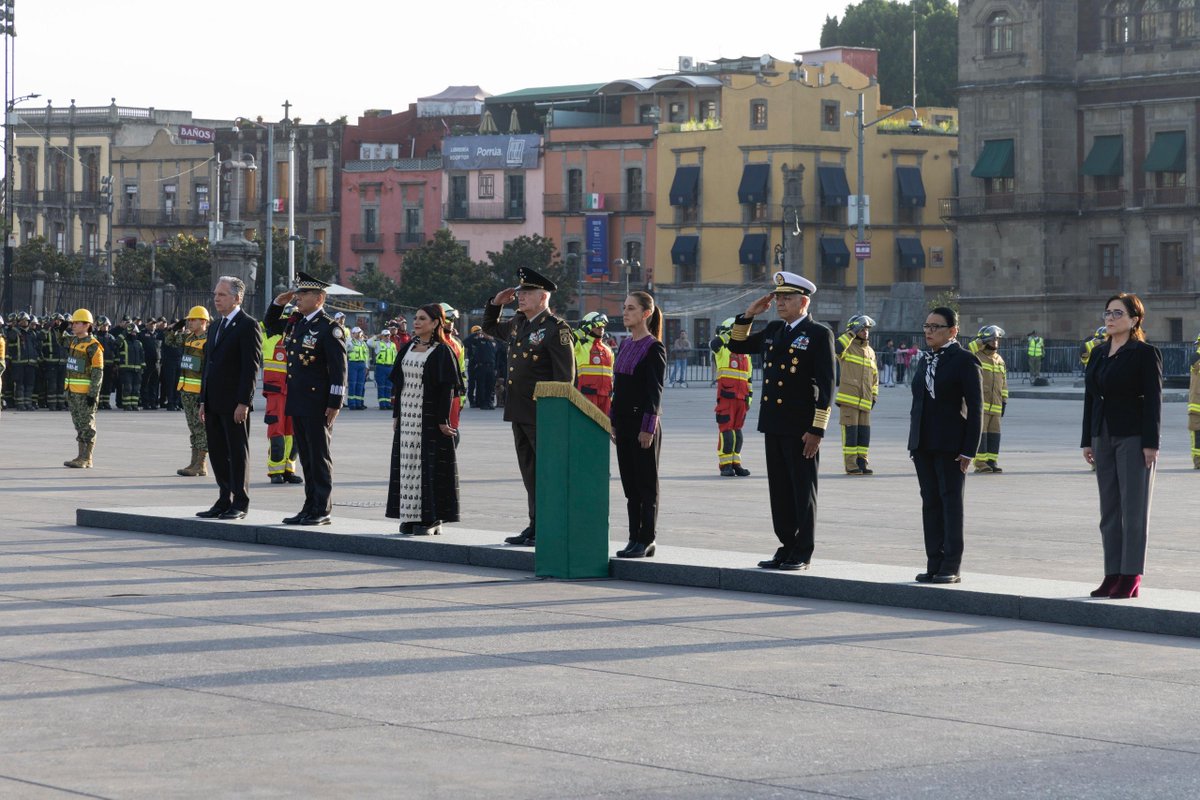 OctavioAlmada1's tweet photo. 🇲🇽 Este 19 de septiembre, recordamos con profundo respeto a quienes perdieron la vida en los sismos de 1985 y 2017.

Nuestra PresidentA @Claudiashein encabezó el izamiento de bandera en su memoria. Desde Sonora, nos unimos a este homenaje y enviamos un abrazo solidario a las familias que llevan en el corazón la ausencia de sus seres queridos.

Honrar su memoria es también cuidar unos de otros y mantener viva la solidaridad que caracteriza al pueblo de México. Que nunca falte una mano tendida ni dejemos a nadie solo ante la adversidad.
