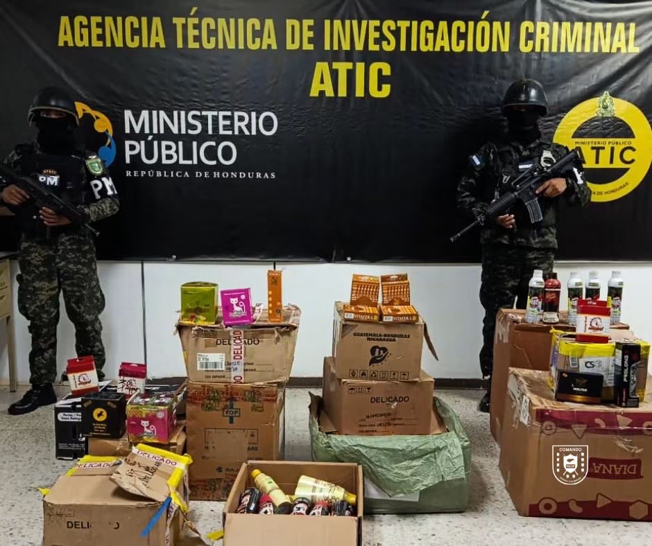 PMOPHN's tweet photo. #SoluciónContraElCrimen | PMOP participa en operativo de inspección en establecimientos comerciales de San Pedro Sula
Las Fuerzas Armadas de Honduras a través de la Policía Militar del Orden Público (#9BPMOP), en apoyo a la Agencia Técnica de Investigación Criminal (#ATIC), participaron en tareas de inspección y recolección de indicios, junto al Ministerio Público y la Agencia de Regulación Sanitaria (#ARSA), en diferentes establecimientos comerciales del barrio Medina, San Pedro Sula, Cortés.
Durante las inspecciones fueron decomisados diversos productos y potenciadores de comercialización. La operación se desarrolló en el marco de investigaciones por presunta defraudación fiscal en perjuicio de la Hacienda Pública.
Los indicios decomisados quedaron a disposición de las autoridades competentes para continuar con el procedimiento legal correspondiente.
Las #FFAAHN, a través de la #PMOPHN, mantienen su apoyo a las instituciones encargadas de la investigación y control, contribuyendo al cumplimiento de la ley y al fortalecimiento de la seguridad en el territorio nacional. 🇭🇳