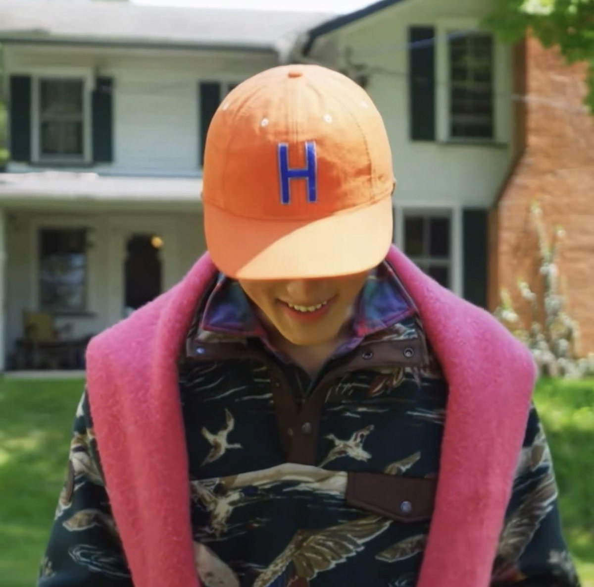 7131___'s tweet photo. “i want to wear his initial on a chain around my neck” kinda vibe but for mahae it’s on their cap 😚 https://t.co/E6IrxKN5RY