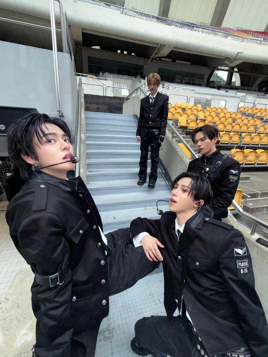 aeia0i's tweet photo. Haoseo and the thirdwheel https://t.co/c8kpHomfj6