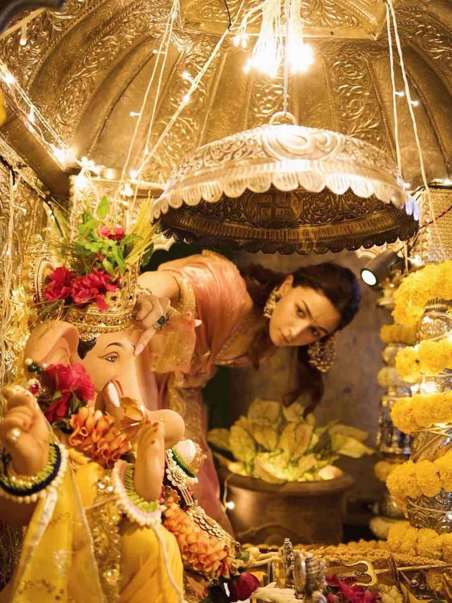 IIFA's tweet photo. #AliaBhatt shares a heartwarming glimpse of her Ganpati celebrations with family and loved ones. ❤️✨

#IIFA #GaneshChaturthi #RanbirKapoor #Trending https://t.co/lKYPC2n2Bc