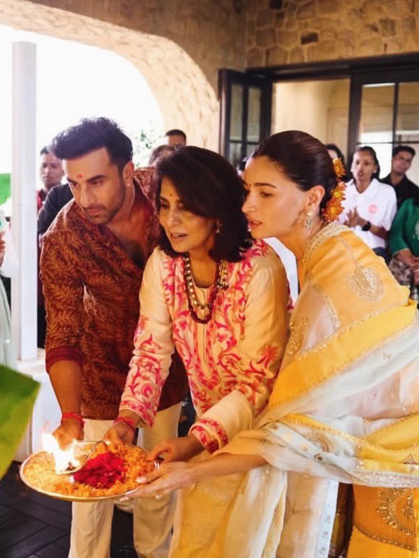 IIFA's tweet photo. #AliaBhatt shares a heartwarming glimpse of her Ganpati celebrations with family and loved ones. ❤️✨

#IIFA #GaneshChaturthi #RanbirKapoor #Trending https://t.co/lKYPC2n2Bc