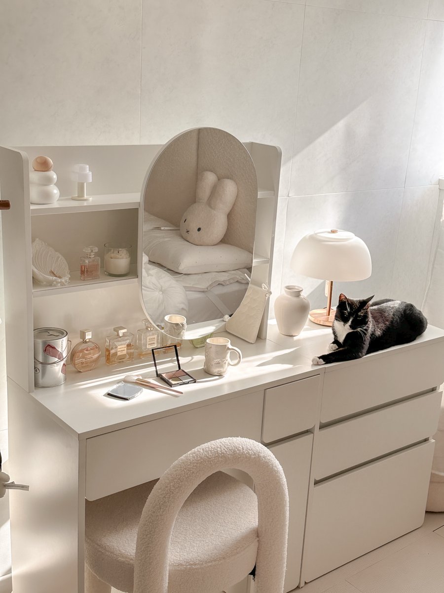 GaylordStorv's tweet photo. Product provided

A beautiful new space has been added to the bedroom. It’s a small area for displaying favorite perfumes and organizing frequently used cosmetics and accessories: the Namu-tteul Moel storage vanity. A tidy space seems to make the https://t.co/Rox4oIXJsE