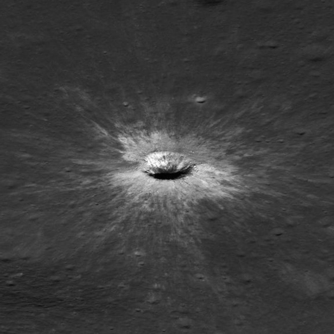 polymarketenesp's tweet photo. ÚLTIMA HORA: La NASA descubre un cráter de impacto lunar de los que ocurren “una vez por siglo”, el mayor cráter recién formado jamás identificado en el sistema solar. https://t.co/Oq6xgGd2py