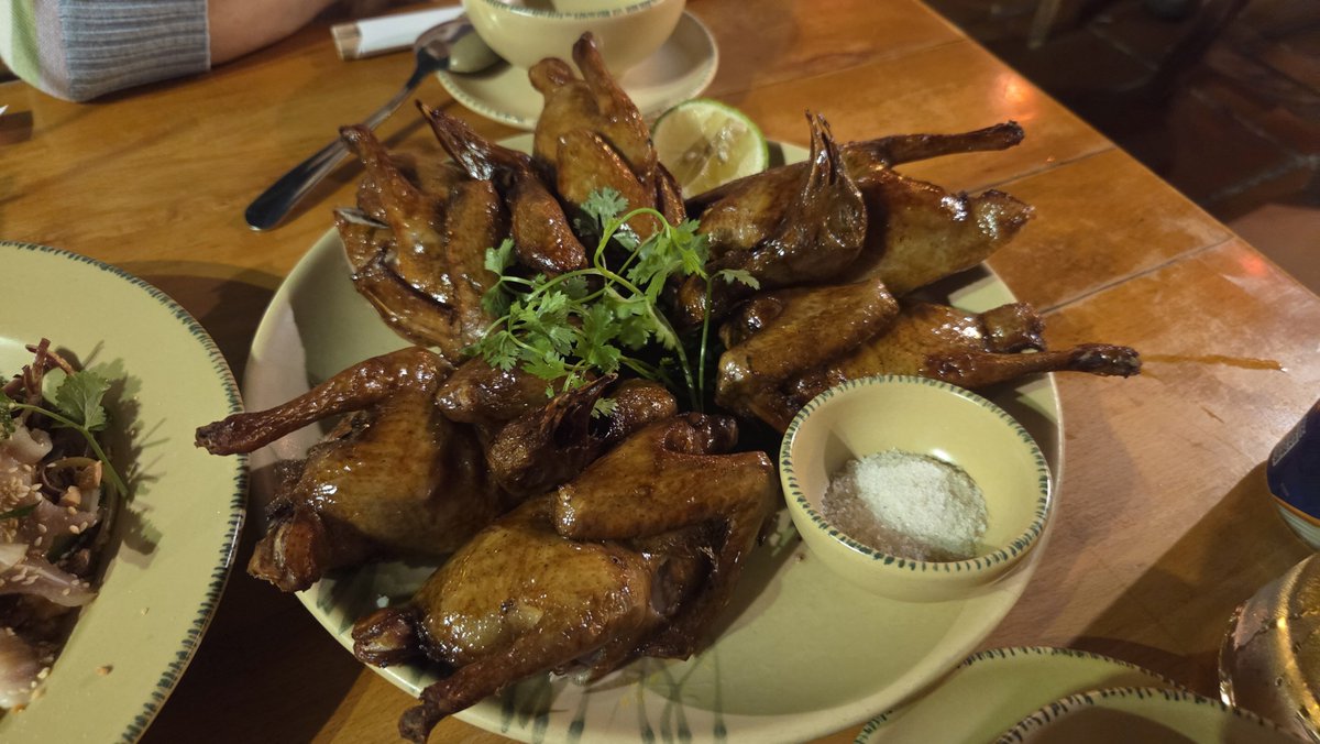 A_heart26's tweet photo. 本日の晩御飯🍴
ハノイで有名らしいクワンアンゴンさん
お店の雰囲気が結構人気みたいでかなり開放感あって賑やかな屋台街みたい✨

ベトナムならではというか鳩のお肉あったので実食。味の濃い鶏肉と言った感じでかなり美味😋 ベトナムに鳩おらんと思ったけど駆逐されてたんか.... https://t.co/LZk5LQoFN2