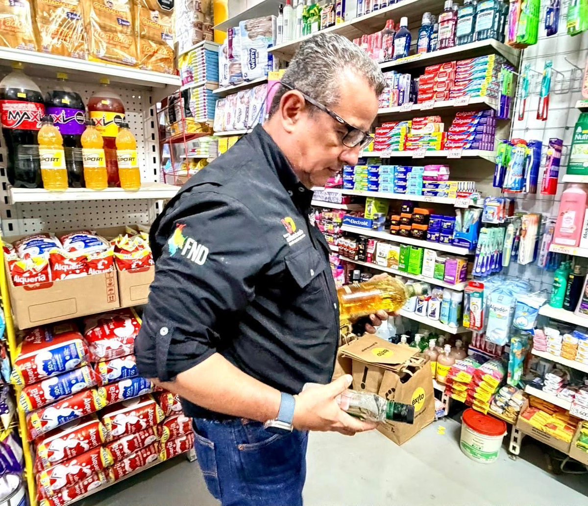 GobMeta's tweet photo. ¡El contrabando se enfrenta con control en las calles!

El GOA-Meta intensificó sus operativos en Puerto López y Villavicencio, con más de 20 establecimientos visitados para verificar la legalidad de licores y cigarrillos. https://t.co/Ki0e5eMiTz