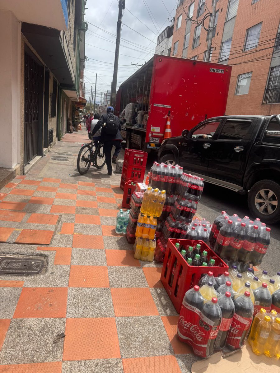 AFRAEL02's tweet photo. Las bellezas de Cocalñ Cola sobre una vía peatonal y una vía principal 
@CocaColaCol https://t.co/cTrmS0RpB3