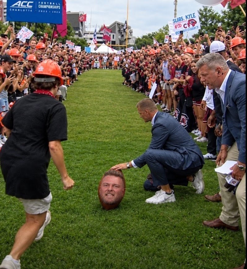 RWoyciesjes's tweet photo. @DawgNationDaily 
How to win the Pat McAfee kicking is easy contest visualize and attack 😂😂🤣 https://t.co/OmsaQbiaGC