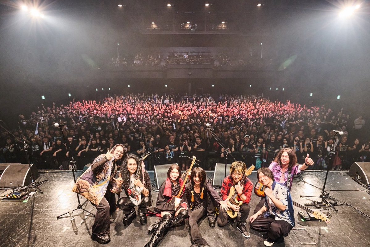 nozomu_destinia's tweet photo. 今日は高梨康治バンドとして、Beast in Black, Majestica とのライブでした🤘🐉
御花まで頂き本当に嬉しかったです🥰
一同の皆様に改めて感謝です😌
ありがとうございました！また明日も頑張ります🤘
live photo by Takumi Nakajima https://t.co/0puCJo0zGE