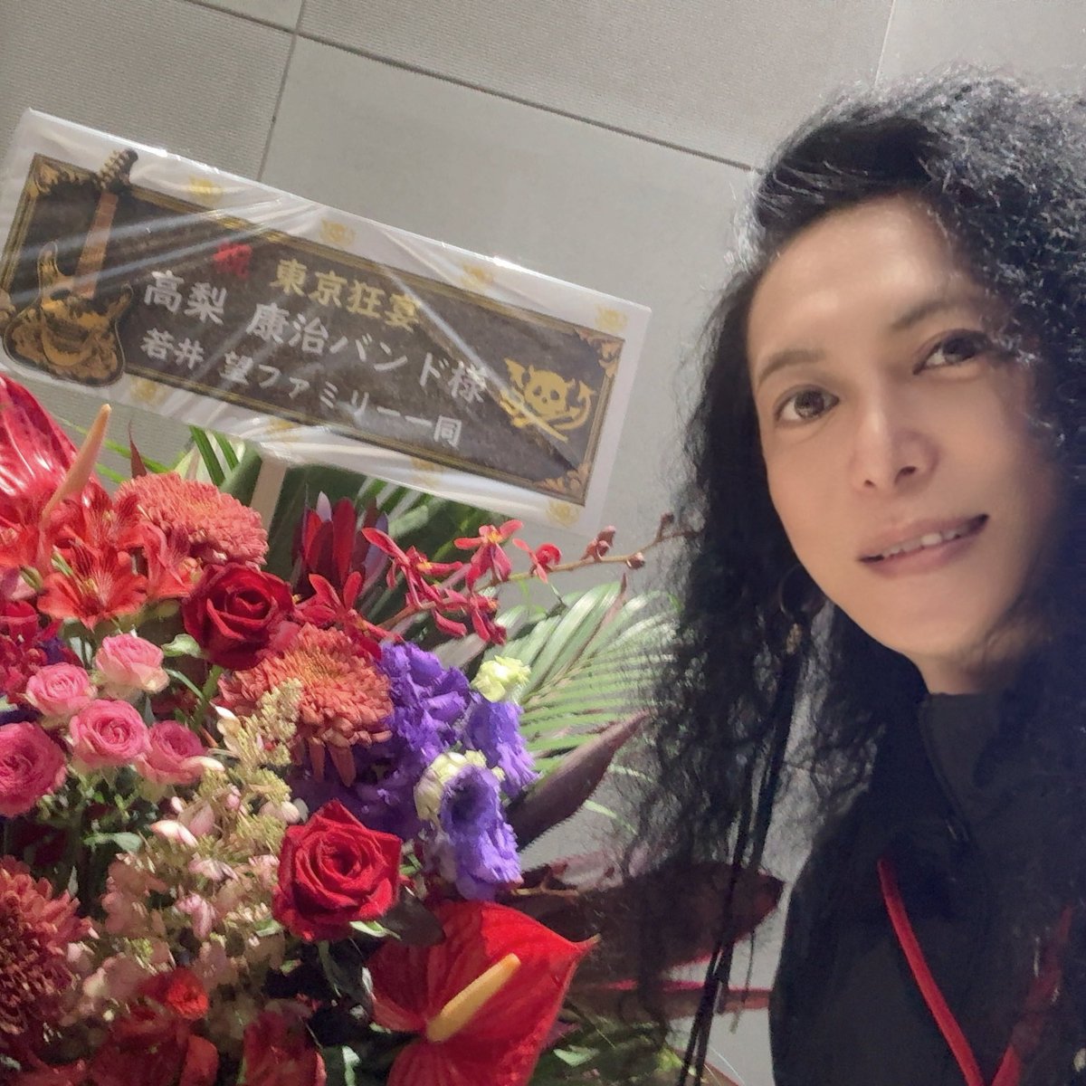 nozomu_destinia's tweet photo. 今日は高梨康治バンドとして、Beast in Black, Majestica とのライブでした🤘🐉
御花まで頂き本当に嬉しかったです🥰
一同の皆様に改めて感謝です😌
ありがとうございました！また明日も頑張ります🤘
live photo by Takumi Nakajima https://t.co/0puCJo0zGE
