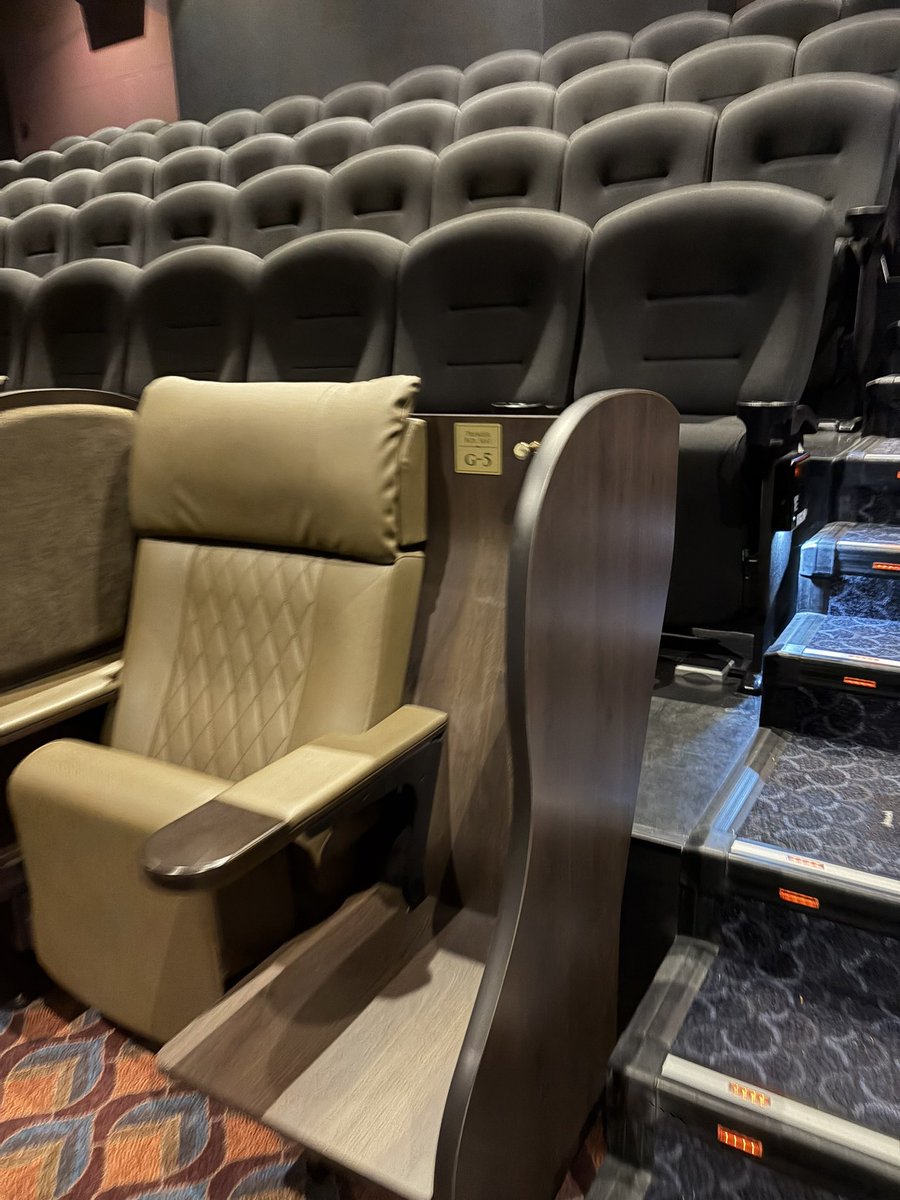takamitsu0407's tweet photo. SW初日ということで、美味いもん食って映画観てきました

①ミート矢澤で限定のハンバーグ＆サーロイン
肉がとろけてた🥩
②踊る大捜査線の新作を観に。
なんとかシートと言う良い席が運良く空いてたので快適でした！

贅沢なスタートを切りました！
※今日だけね（笑） https://t.co/sAW0UwGA2I