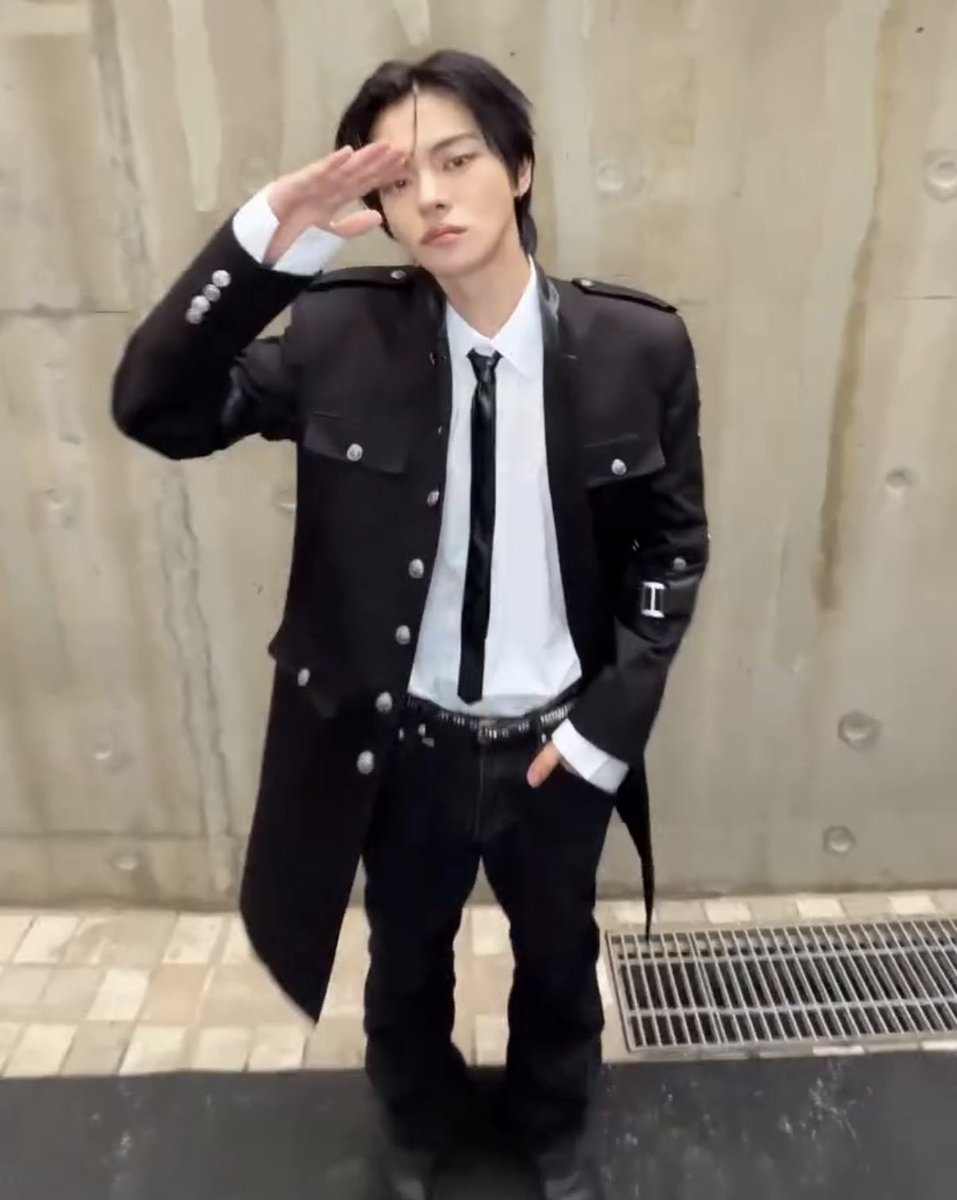 leowonlip's tweet photo. LEO REALLY MAKES “HOT AND CLASSY” LOOK EFFORTLESS 😭🖤 #LEO #LEELEO https://t.co/UkLvKndajO