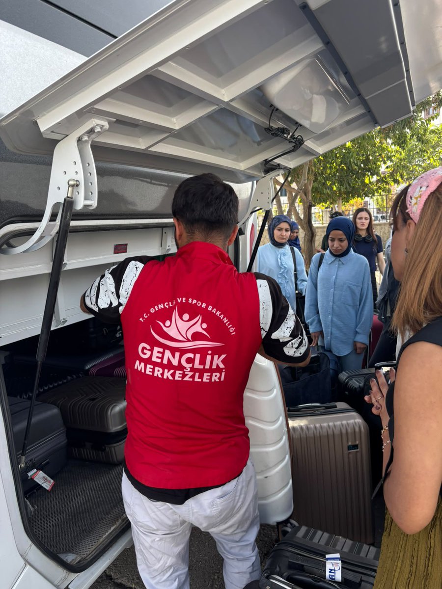 GSB_TusbaGM's tweet photo. Yeni şehir, yeni başlangıç, yeni dostluklar! 💙

GSB Uyum Programı kapsamında üniversite için şehrimize gelen gençlerimize Gençlik Merkezlerimizi ve yurtlarımızı tanıtıyoruz.

Sosyal, kültürel, sportif ve sanatsal etkinliklerle dolu bir serüven sizleri bekliyor! ✨ https://t.co/YEl5ELekhk