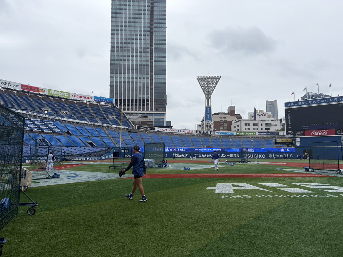 showup1242's tweet photo. 【DeNAに #60n】
今日の試合で16個目のセーブをマークした、チームの守護神・レイノルズ投手。

-CS進出&逆転優勝を目指すベイスターズは借金最大15から巻き返している。
今のチームをどう感じている？

 『7月初めの新潟での試合後、横浜に戻った時に皆の前でスピーチをしました。
伝えたかった一番大切なことは、これはあくまで「ゲーム」であり、"楽しむ"ことを忘れないでほしいと。私自身、MLBでプレーするために、人生をかけて努力してきた。でも、いざ重要な場面になると
つい雰囲気に飲み込まれがちだった。

"うまくやらなきゃ、ヒットを打たなきゃ、
結果を出さなきゃ"

そんな風に思ってしまっていた。

皆シーズンで活躍する為に、
オフから準備して頑張っているのに、
悪い結果を恐れ、緊張してしまって、
チーム全体として、ゲームを楽しめなくなっていたように感じました。

それに打線を見た時に、皆まるでホームランを打とうとしているような雰囲気が感じられた。チームとして、本来あるべき、試合を楽しむことが出来ていないと感じた。だから、"もっと勝負を楽しむべきだ"と伝えました。

勢いがつくと面白いもので、一度共通認識が作られたら同じ目標に向かって進む、
そして一気に結果になる。
これまでと違う所だと思います。』

-自身はクローザーとして重要な役割を果たしている。

『自分自身、9回を投げる状況を楽しめていると思います。セ・リーグには凄く良い選手がたくさんいますし、そういう打者と一番緊張感のあるシチュエーションで対戦できるということをね。8回まで他の選手がしっかり仕事をして繋いで来てくれる。
ピッチャー陣は素晴らしいメンバーが揃ってますし、先発もブルペン陣も仲が良くて、先に投げる人が結果を出すことで、
次の人を後押しするような、俺もやってやろうっていう気持ちも出てくる。
そういう勢いがブルペンの中で作られている。』

-今日の試合前のフリー打撃では井上朋也選手にアドバイスを送るシーンがあった。

『自分は打撃コーチではないから、すごくおまけの話みたいなものだけど(笑)。
イノウエは物凄い才能を持った選手。
彼に対してはピッチャーとしての視点を伝えました。
自分は元々野手だったんだけど、
ピッチャーからこう見えるよ、
あなたみたいなバッターは俺だったらこう攻めるよっていう話をして。スイングは何も変える必要がない、と。
決して彼のバッティングそのものを変えようとは全く思っていない。ただ、彼のような若い選手にとって、何かのきっかけ、キャリアのプラスになるようなことがあるなら何でもしたいと思っています。』
#baystars  
#ショウアップナイター