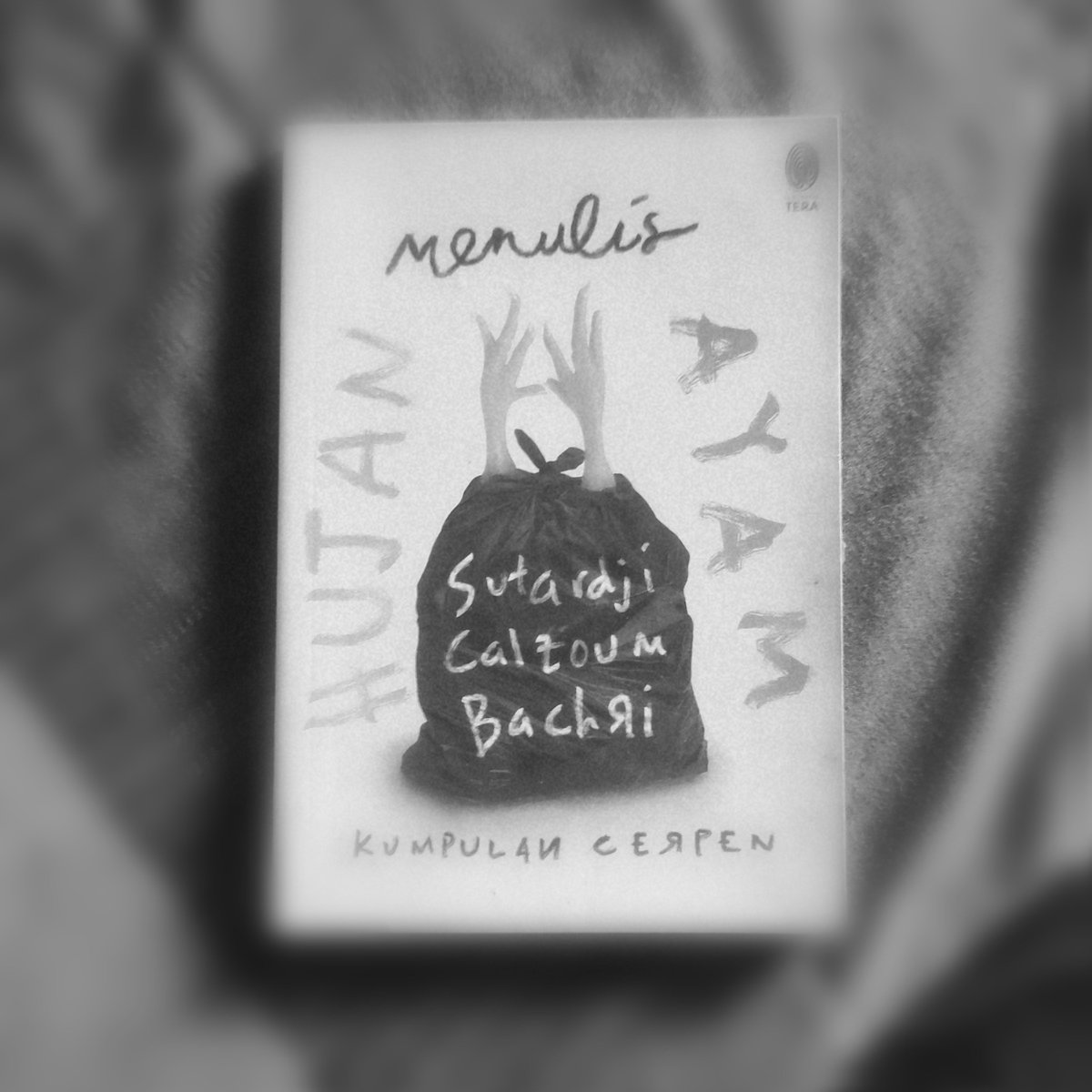 ibbal0's tweet photo. buku bagus selalu relevan di zaman apa pun. sebenarnya banyak penulis lama yang tulisannya oke-oke tapi kita kurang ngulik aja https://t.co/j1Vc21MHXU
