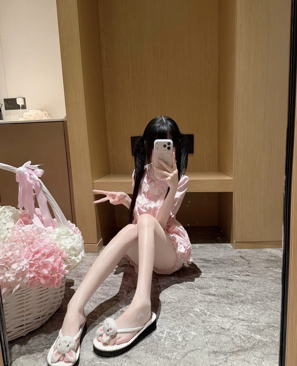 janice11ab6's tweet photo. 明天补课，奔溃了！！！😭  

有谁要来锐评我13歲初中生的福啊？

心情不好来X发泄了，无🚪来就给🥺 https://t.co/dobQMT9Tbf