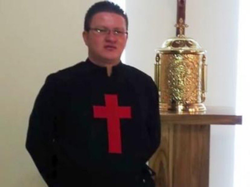 JPBarrientosH's tweet photo. Odair José Ruiz Manzanares, sacerdote de la comunidad de Los Camilos, ha sido liberado 2 veces por vencimiento de términos. ¿Cómo es posible que la @FiscaliaCol les haga esto a las dos niñas abusadas? Mientras tanto, el @episcopadocol protege al pederasta en una de sus mansiones. https://t.co/9VcEAJB3A6