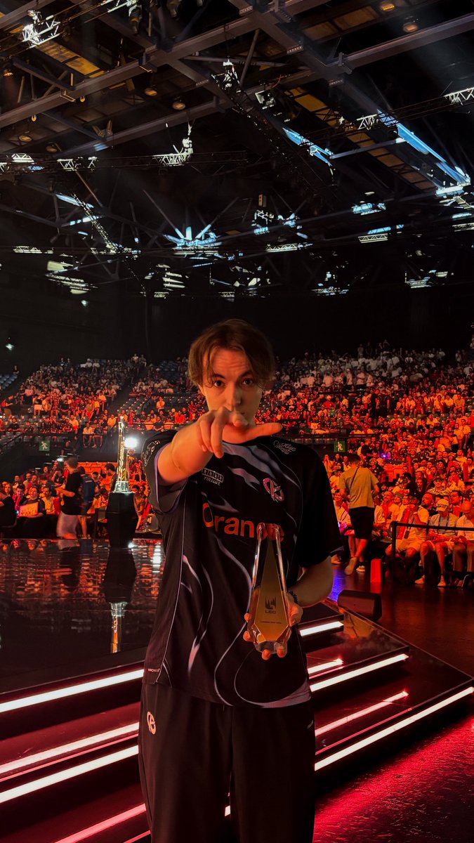 KarmineCorp's tweet photo. MVP LFL, Rookie of the Year LEC.

ET MAINTENANT MVP DU SUMMER, @CalisteLoL ÉCRIT DE NOUVEAU SA LÉGENDE 👑 https://t.co/330wpfjKfi