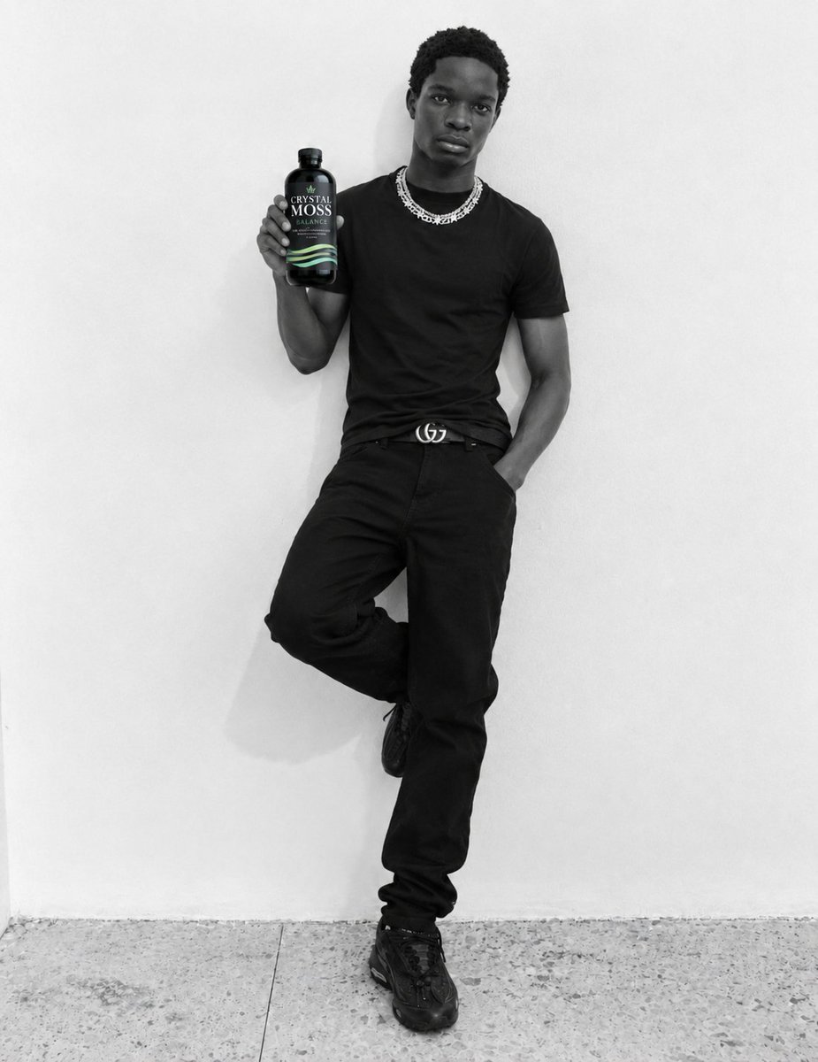 Guylikelampo's tweet photo. Bolu with a bottle of crystal moss😂❤️ https://t.co/1vBDd5bwgH