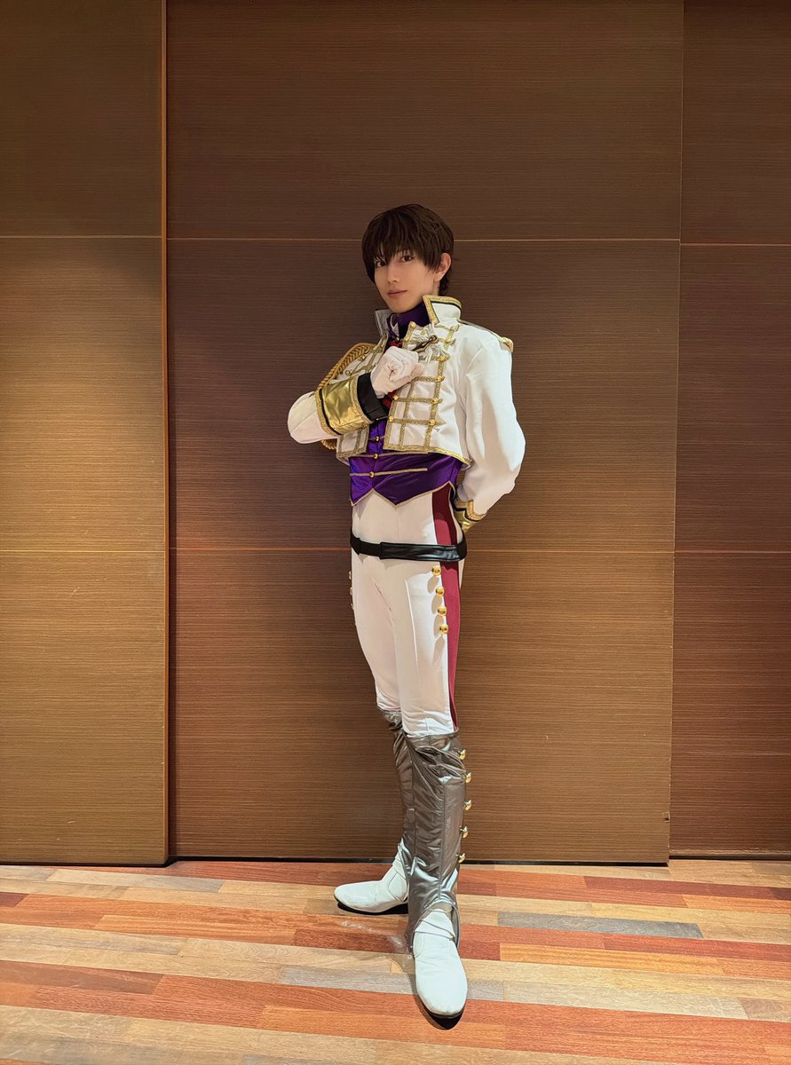 akazawa_taro's tweet photo. 「赤澤遼太郎×コードギアス20周年コラボイベント」
無事終了いたしました！
ご来場誠にありがとうございました😊

両部ともにスペシャルなイベントでしたね😳

美味しいご飯に最高のロケーション。
そして、大好きな作品のお話を皆様とたくさんできて、本当に幸せな時間でした！

第2部ではスザクの扮装で生歌唱＆生朗読！
久しぶりに楽曲を歌い、再びギアスの世界に生きることができて嬉しかったなぁ😭

早くも大阪公演が楽しみです！！！！
さらにパワーアップしたイベントをお届けできるよう頑張ります💪

なんと！
大阪公演のチケットはまだ少しございます！
先着順ですので、気になっている方はぜひお早めに☺️

ルルーシュ像との記念撮影で、ランスロットにもなれちゃいます😂

そして、今日の感想もぜひぜひSNSで呟いてくださいね〜！
皆様の感想、楽しみにしています！！

コードギアスが大好きで良かったなぁって思った一日でした！

#コードギアス
#ギアミュ 

https://t.co/EMPC1zvwBW