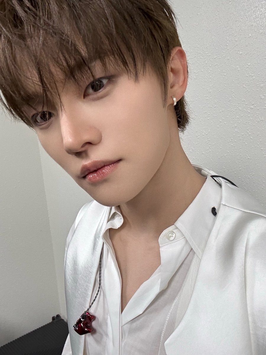 CYE_MEMBERS7's tweet photo. 클로저!! 오늘 저희가 TMA에서 글로벌 핫트렌드상을 수상했어요!!
진심으로 고마워요 클로저!
그리구 최초 공개한 오유아 무대 잘 봤나요??? 우리 컴백 이제 진짜 시작이니까 달려봅시다❤️❤️

#전민욱 #JEONMINWOOK 
#CLOSEYOUREYES #클로즈유어아이즈
#CYE #클유아 https://t.co/IaXj70FEPu