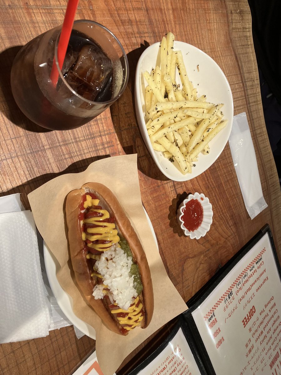 sioFukiBoyz's tweet photo. 「ちょっと10分ほど遅れそうです」これ見て、今日が練習だとわかり、超急ぎでスタジオへ。昨晩も別の予定を完全に忘れて和歌山で食事会。スケジュールはちゃんとせなと反省。写真はAPOLLOのホットドッグ🌭超讚👍 #ホットドッグ https://t.co/FYsjzyNe8p
