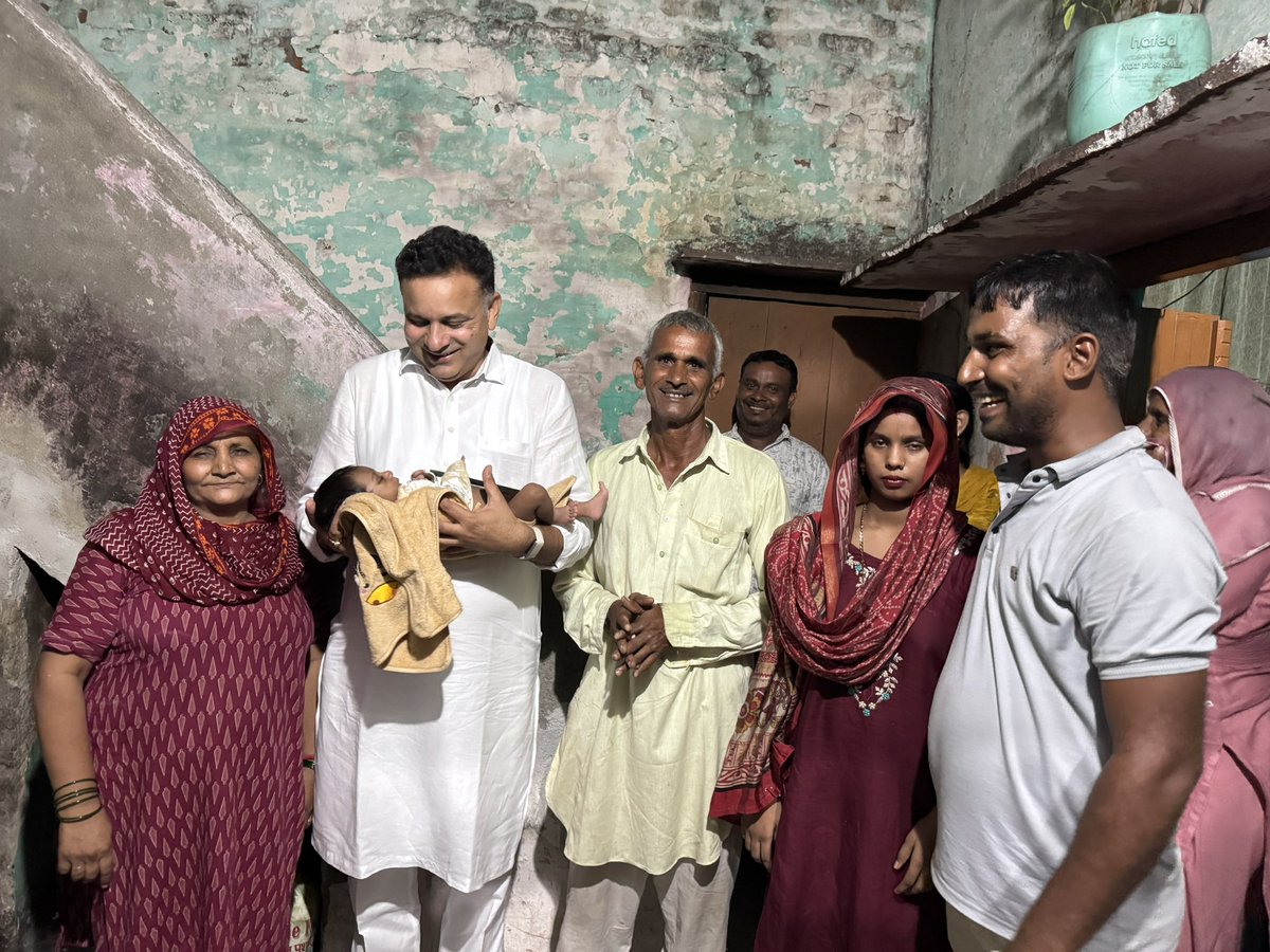 MLAKuldeepVats's tweet photo. आज अपने विधानसभा क्षेत्र बादली के ग्राम सुरेहती में आयोजित कुआं पूजन समारोह में शामिल होकर परिवारजनों से आत्मीय मुलाकात की और इस शुभ अवसर पर अपनी हार्दिक शुभकामनाएं प्रेषित कीं।

इस पावन अवसर पर नवजात शिशु के स्वस्थ, सुखद एवं उज्ज्वल भविष्य की कामना करते हुए ईश्वर से परिवार में सदैव सुख-शांति, समृद्धि और खुशहाली बनाए रखने की प्रार्थना की।

#KuldeepVats #INCHaryana #Congress #Haryana #Badli
