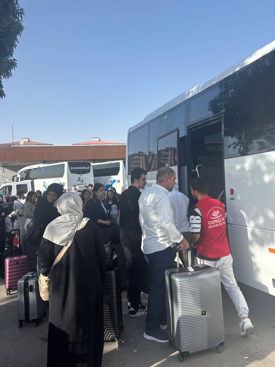 GSB_TusbaGM's tweet photo. Yeni şehir, yeni başlangıç, yeni dostluklar! 💙

GSB Uyum Programı kapsamında üniversite için şehrimize gelen gençlerimize Gençlik Merkezlerimizi ve yurtlarımızı tanıtıyoruz.

Sosyal, kültürel, sportif ve sanatsal etkinliklerle dolu bir serüven sizleri bekliyor! ✨ https://t.co/rlaW5Cluvn