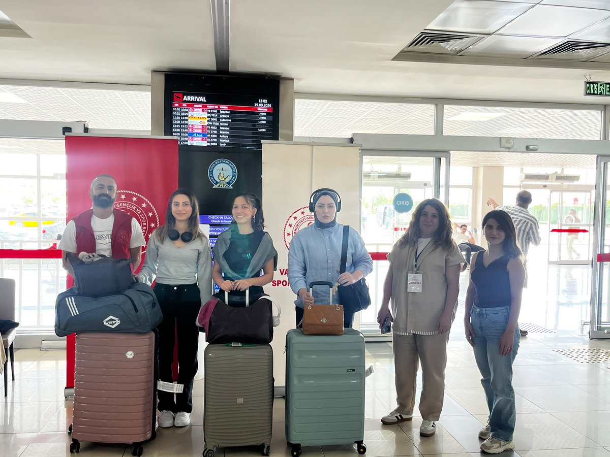 GSB_TusbaGM's tweet photo. Yeni şehir, yeni başlangıç, yeni dostluklar! 💙

GSB Uyum Programı kapsamında üniversite için şehrimize gelen gençlerimize Gençlik Merkezlerimizi ve yurtlarımızı tanıtıyoruz.

Sosyal, kültürel, sportif ve sanatsal etkinliklerle dolu bir serüven sizleri bekliyor! ✨ https://t.co/rlaW5Cluvn
