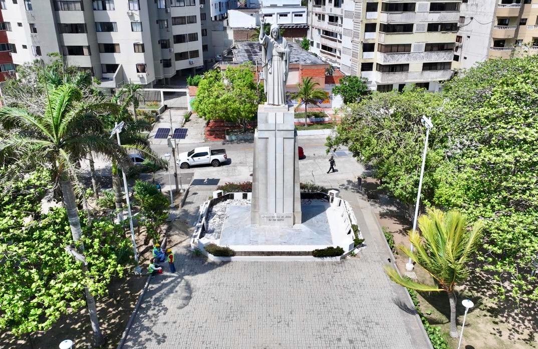 AnaMariaAljure's tweet photo. ¿Sabías que en #Barranquilla hay fuentes en diferentes parques y espacios públicos? ⛲️🌳

Esta, por ejemplo, está en el📍Sagrado Corazón y también la estamos recuperando🙏🏻. Seguimos trabajando en soluciones urbanas que ayudan a refrescar y mejorar el microclima de nuestros espacios públicos.

💧Fuentes, aspersores, chorritos y nebulizadores hacen parte de una red de refugios climáticos que estamos consolidando por el bienestar de nuestra gente. 🙌🏼