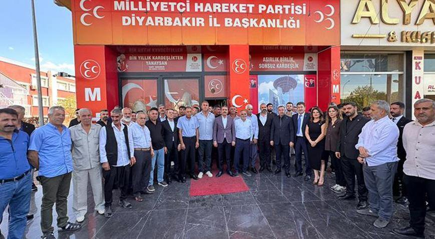 TurWoPe's tweet photo. Diyarbakır'da 8 mahalle muhtarı dahil 250 kişi MHP'ye toplu üye oldu.

Yeni üyelere rozetleri takıldı. https://t.co/AuED4OwbFT