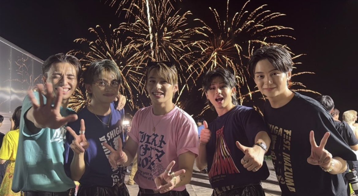 One26___'s tweet photo. みんなで花火見てる写真、凄く凄く素敵。
てったの言葉ももっと素敵だった😭
ずっと一緒にいてね。
今日の花火だけじゃなくて5人でずっと素敵な景色が見られますように🎇 https://t.co/1Lw9MJs0h2