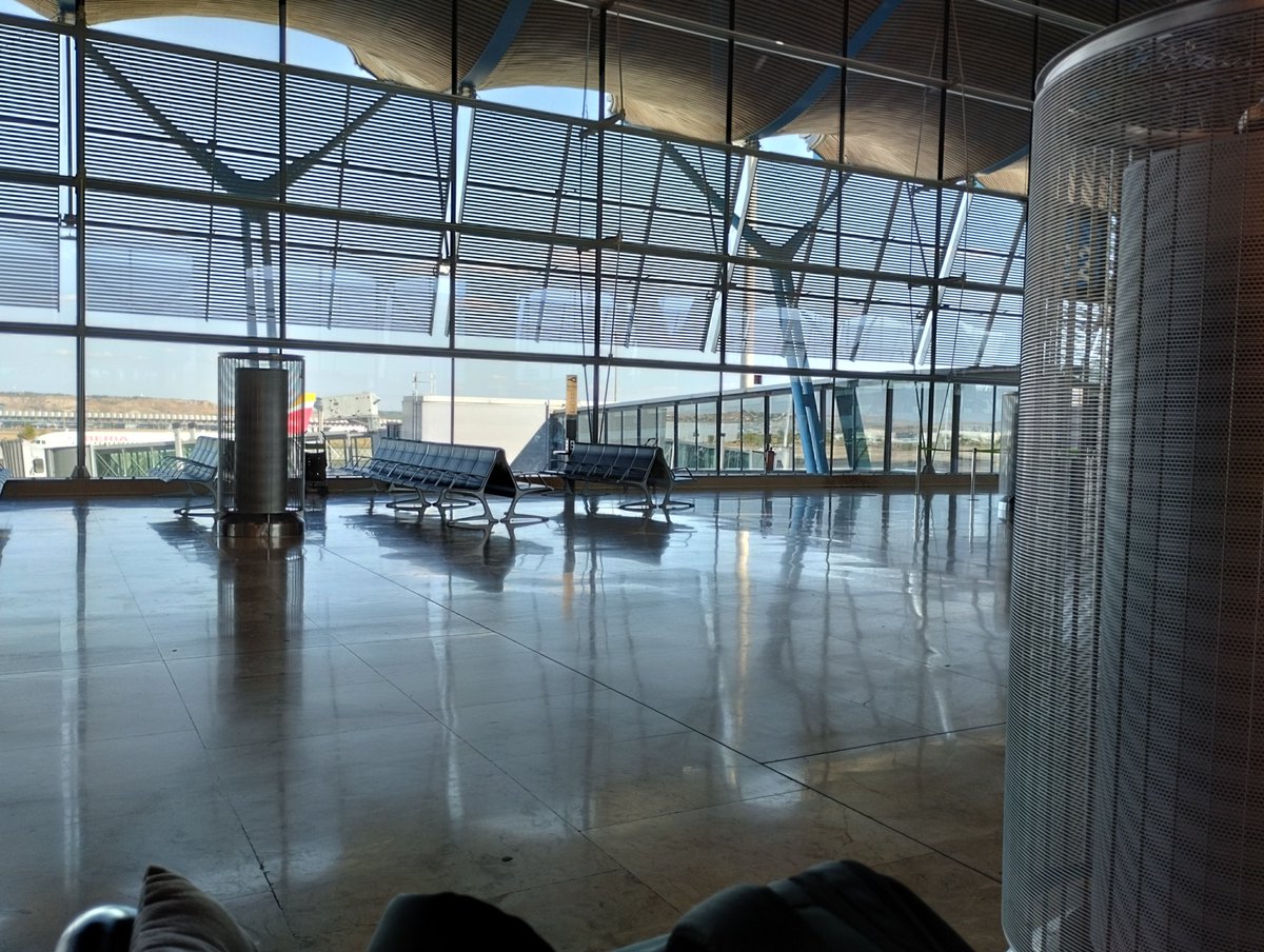 VictorMari6's tweet photo. Tarde de espera en aeropuerto.

Acordándome de los no lugares (Marc Augé) y de La Terminal... https://t.co/RQn8RjYvI4