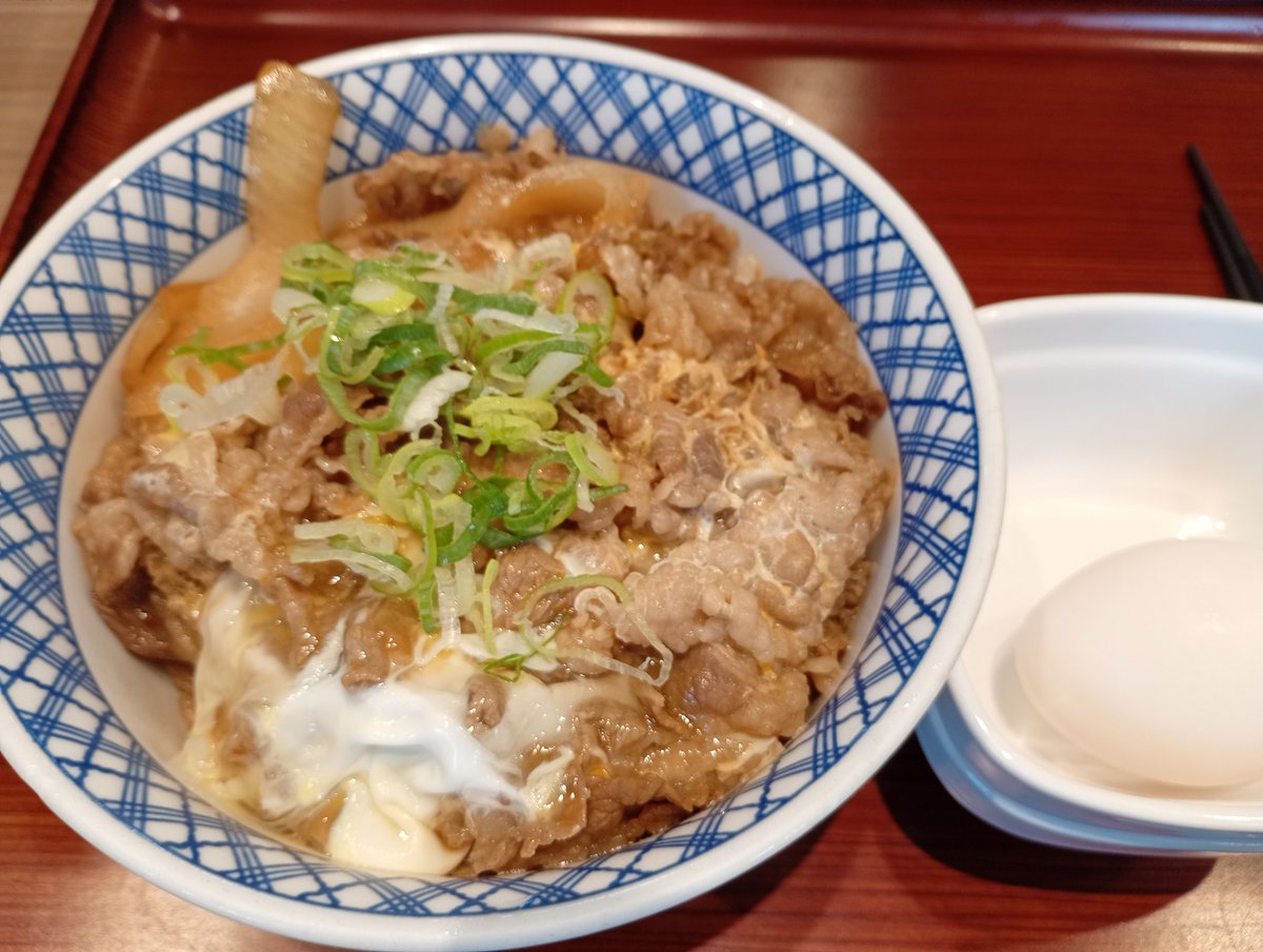 pulsetw's tweet photo. 吉野家の月見牛とじ丼。なぜ玉子を足した？でも美味い https://t.co/9cFLu5nHJ1