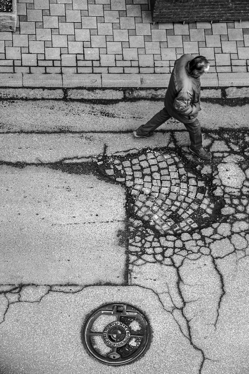 PhotoIvanM's tweet photo. Not quite a classic documentary photo was captured on the day of a protest but away from the crowd. Almost a year later, it has become an illustration of everything that happened and, in its own way, a political statement by the author.

#kosovskamitrovica
#urbanmelancholy
#bnw https://t.co/2XFAQtW2Ly