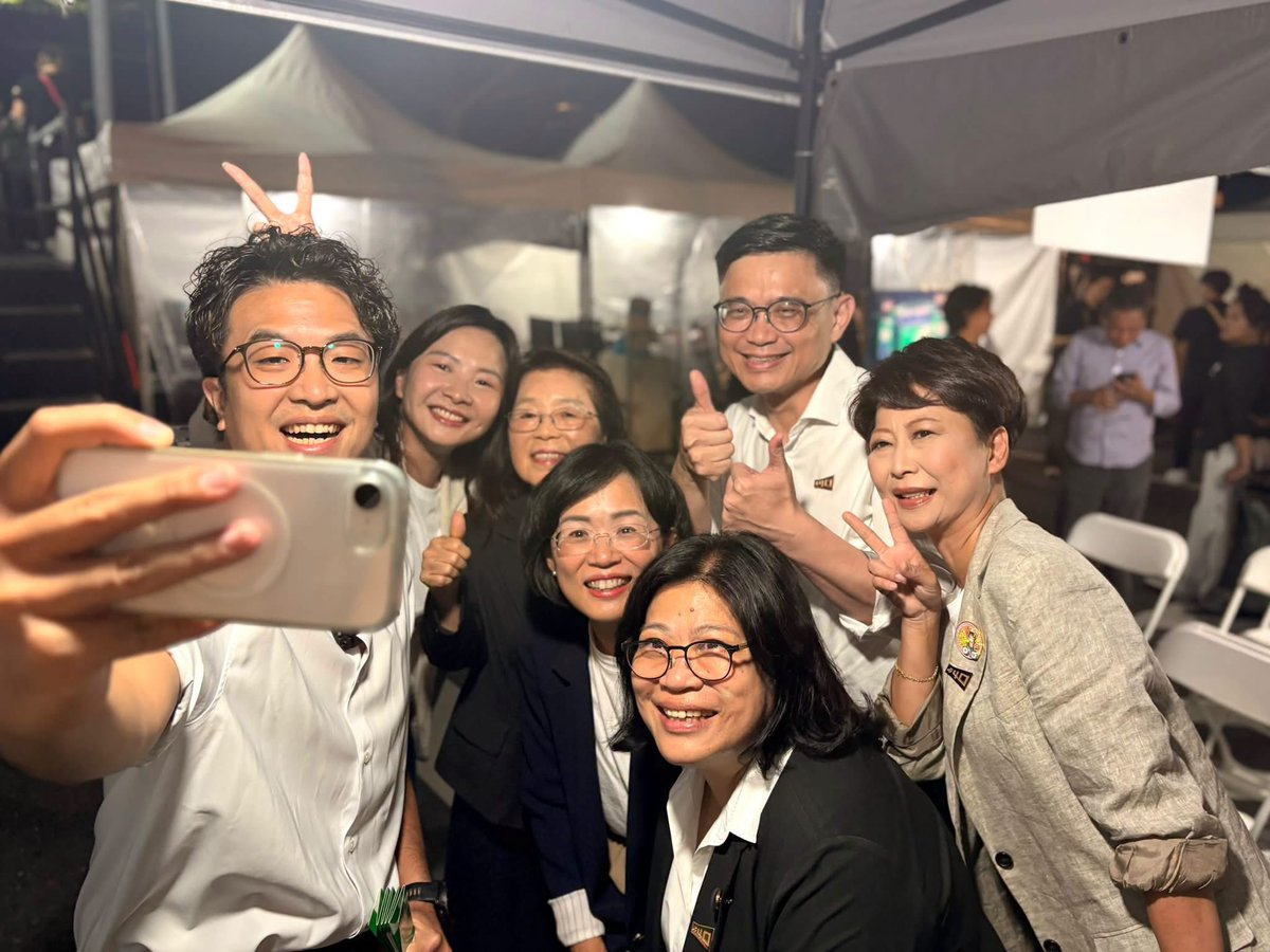 hsgxxxxx's tweet photo. 蘇巧慧：「我和台北市長參選人沈伯洋，已經不是在宿舍裡吃洋芋片的學生」。
　　
「我是民主政治的第二代，我的責任是傳承民主萬萬代。」
　　
「新世代扛起新時代」。這一次，雙北 #洋流慧聚，拜託大家出門投票。

#用民主守護民主 https://t.co/dQdnQif2dd