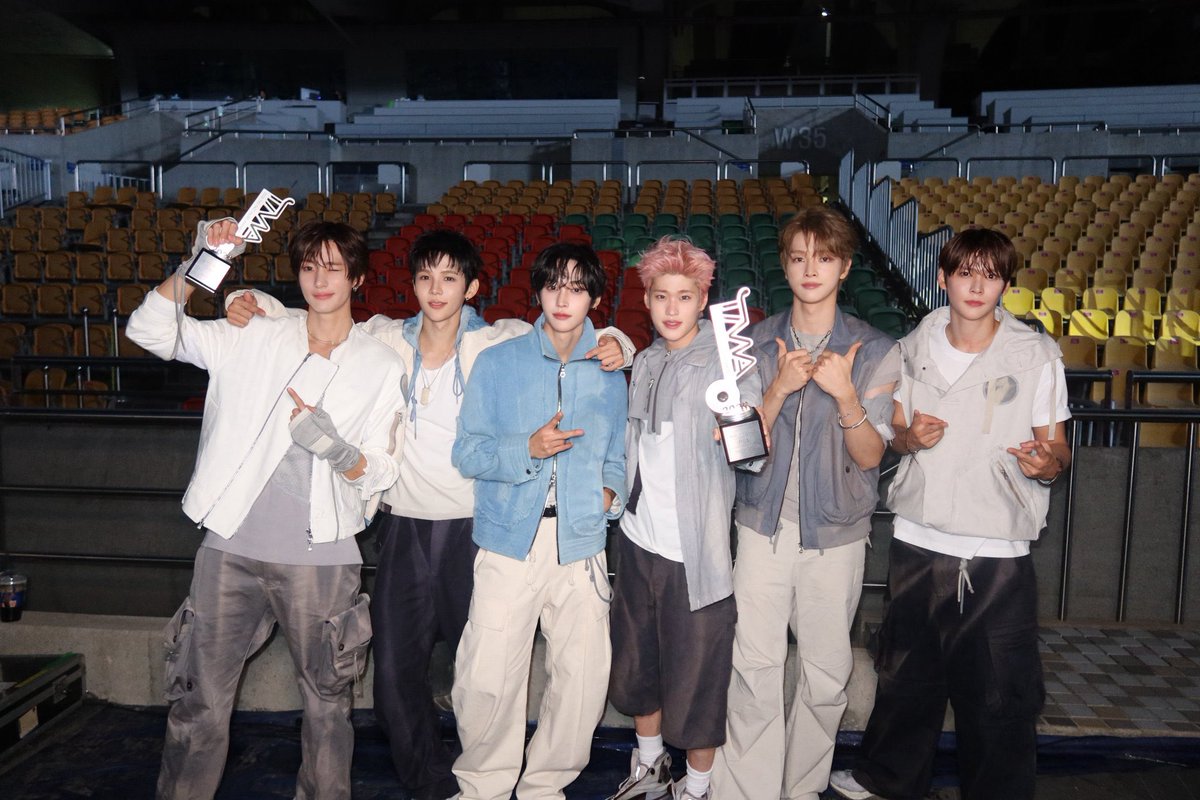 a4321nton's tweet photo. RIIZE will continue to rise. it’s not just a statement, it’s a manifestation. a proof to what everyone hating is just a wind, RIIZE will fly even higher than that. more than proud, more than happy for this. congratulations for your achievement, RIIZE. 🥹🧡 https://t.co/y9P4FYHckW
