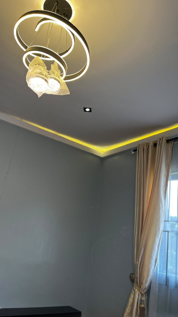 Yourfavboy495's tweet photo. I convert this client ceiling to POP, and him papa no believe say no be POP until e climb go check am and see say na still the original ceiling. 😂😂 https://t.co/macSQosRW8