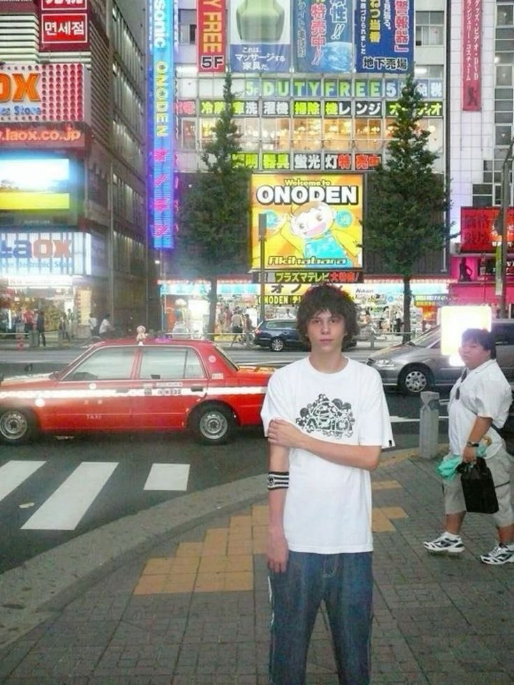 R4indropsStyles's tweet photo. Hagamos una recopilación de gente recreando esta foto de Rubius en Japón. Desde que salió la foto e visto como a 5 personas recrearla y subirla https://t.co/Pv7tdSRKSy