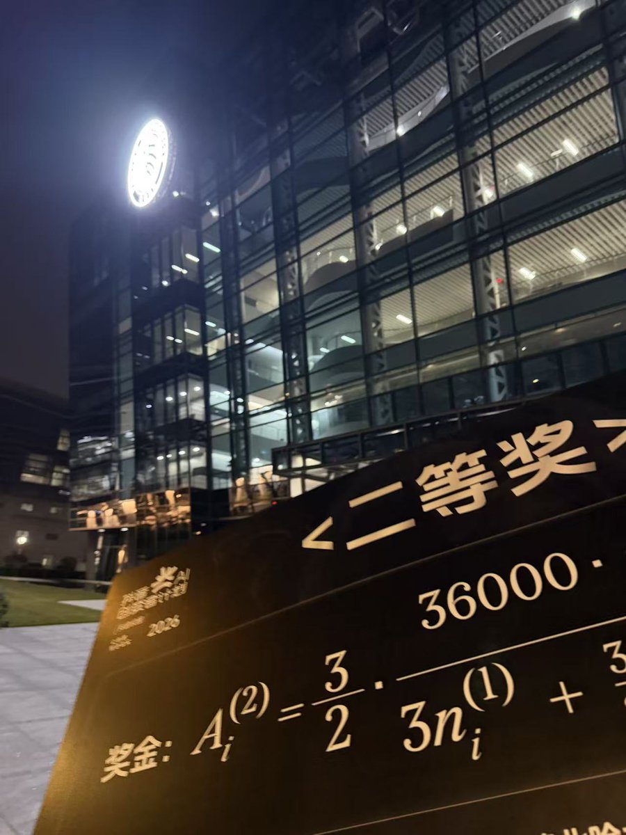 EayooLinber's tweet photo. 我是一个文科生

从今年四月份开始接触ai, 一开始连github 是什么都不知道，就是安装了codex、claude 就直接去报名了抖音举办的黑客松，本来只想抱着试一试学习的心态去的。

没想到遇到了很好的队友，并且还拿到了二等奖，最重要的是学习了很多

其实很多时候不需要顾虑太多，而是需要有出发的勇气 https://t.co/aWvl4ZrKDx